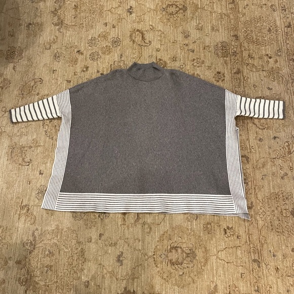 Stylish Poncho with side slits. One size. - Picture 2 of 8